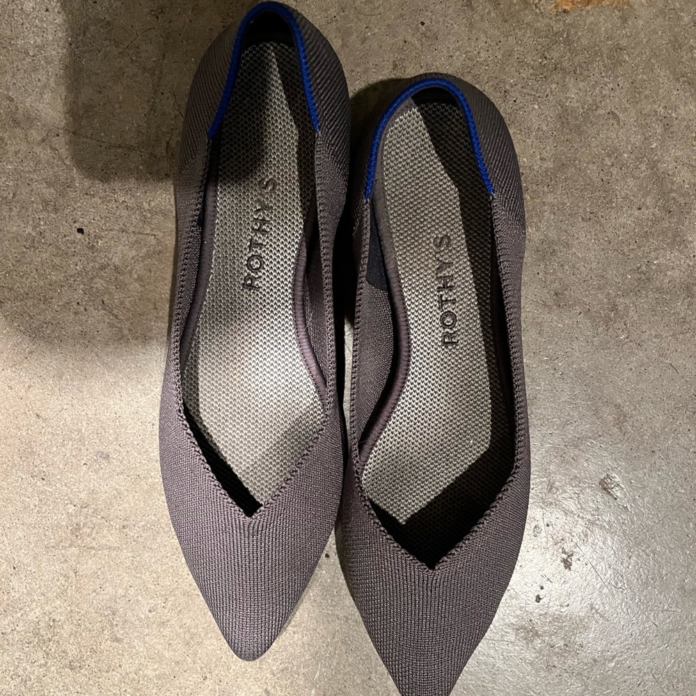 rothy’s flats with pointed toe in pebble. size 8.